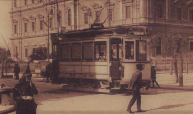 La storia di tram e filobus, il cui ricordo si perde nei lunghi cavi che graffiano il cielo di Bari